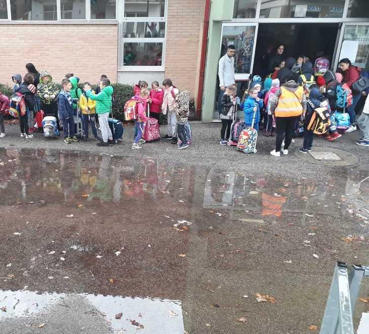 Lega contro Fiorentini «Piove nelle aule e si pensa alla piazza» 