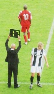 <strong>IL DEBUTTO.</strong> L’ingresso in campo di Davini a Monza