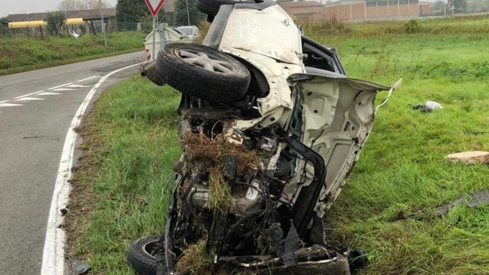 Scontro tra auto per un sorpasso Tre persone ferite