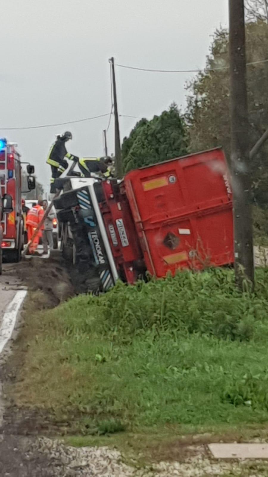 Il camion ribaltato e l'intervento dei soccorsi in via Collari a Renazzo