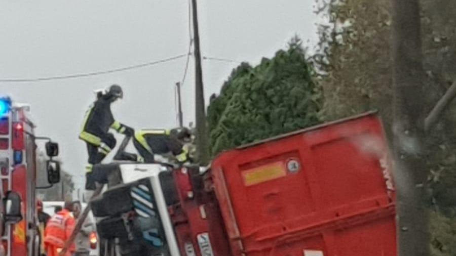 Il camion ribaltato e l'intervento dei soccorsi in via Collari a Renazzo