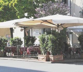 Sedie e ombrelloni di un bar del centro