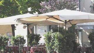 Sedie e ombrelloni di un bar del centro