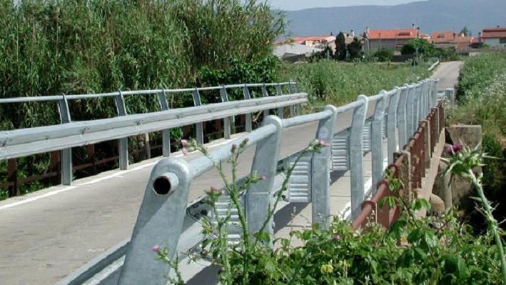Il ponte chiuso dal sindaco di Oristano