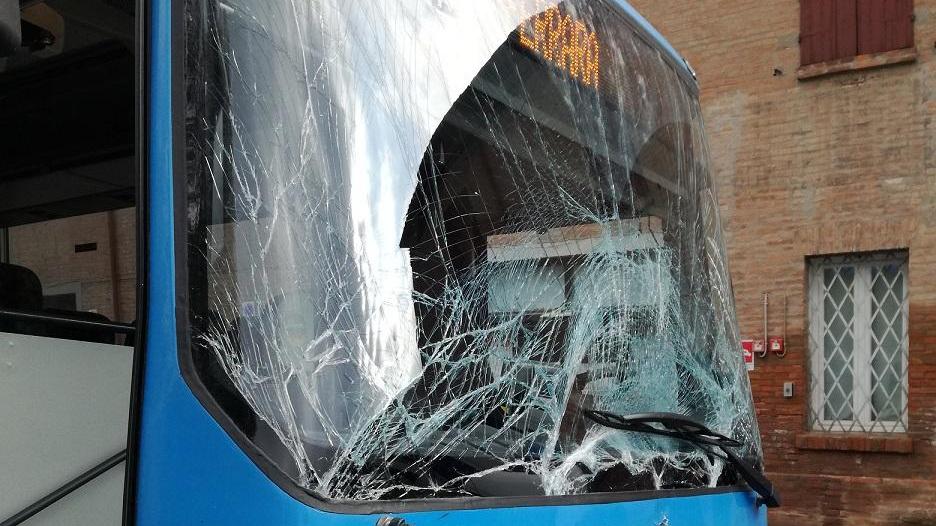 La corriera rimasta coinvolta nel tamponamento in piazzale San Giovanni