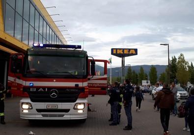 L'intervento dei vigili del fuoco all'Ikea di Sesto Fiorentino (Ansa)