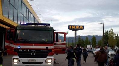 L'intervento dei vigili del fuoco all'Ikea di Sesto Fiorentino (Ansa)