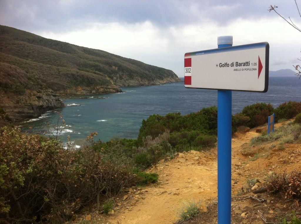 Buca delle Fate, uno scorcio del Promontorio di Piombino e sopra uno dei sentieri nel bosco