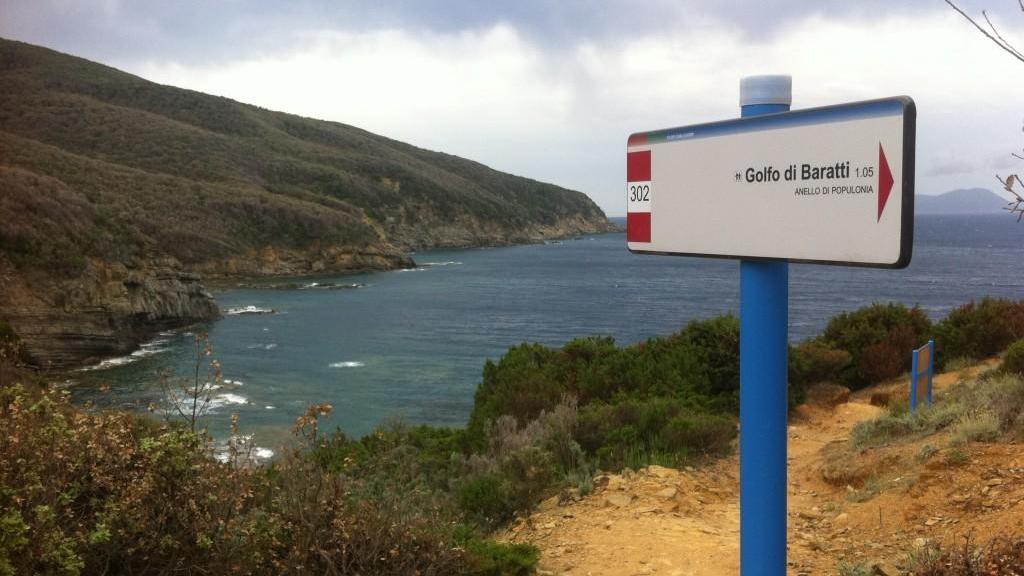 Buca delle Fate, uno scorcio del Promontorio di Piombino e sopra uno dei sentieri nel bosco