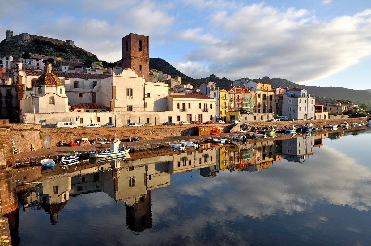 Un'immagine di Bosa e del fiume Temo