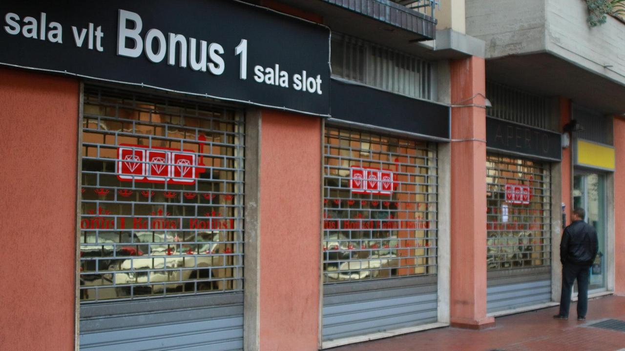 La sala giochi di via Borgioli chiusa dalla Questura (foto Sproviero/Batavia)