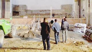 Sopra il teatro in costruzione da alcuni anni nella vecchia sede del cinema Boccaccio nel centro del paese