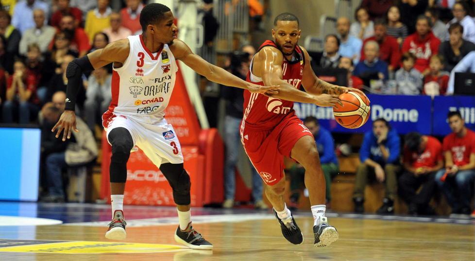 Johnson in pressing su un avversario