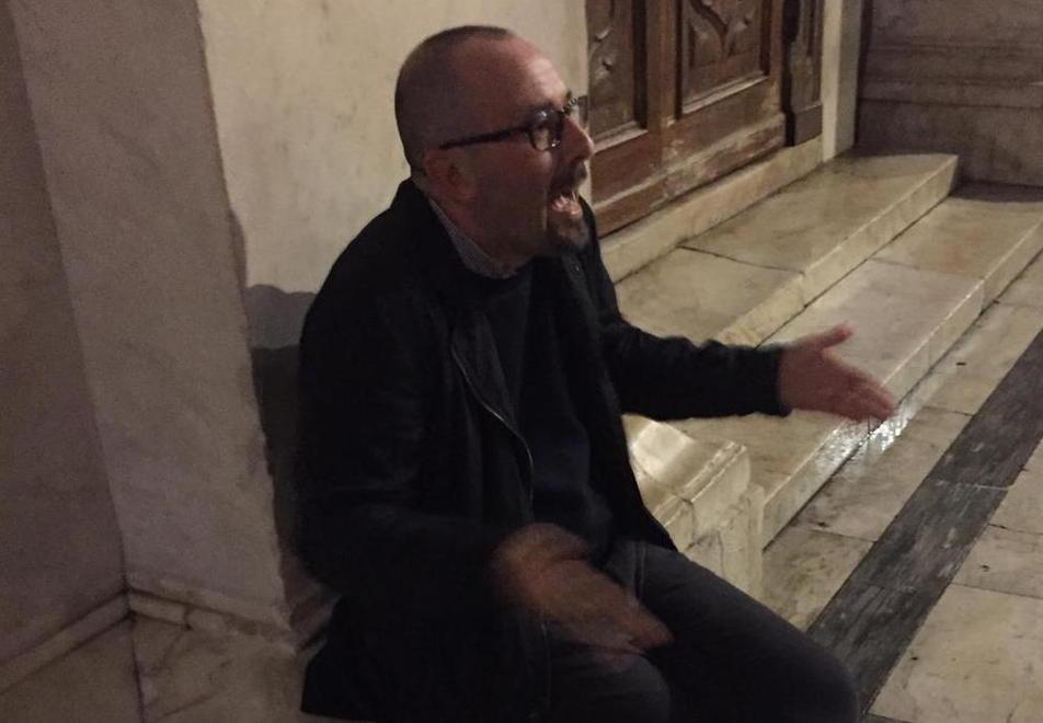 Ordinanza anti-degrado: si siede sulla colonna della chiesa, multato l’ex assessore Danti 