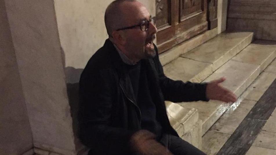 Ordinanza anti-degrado: si siede sulla colonna della chiesa, multato l’ex assessore Danti