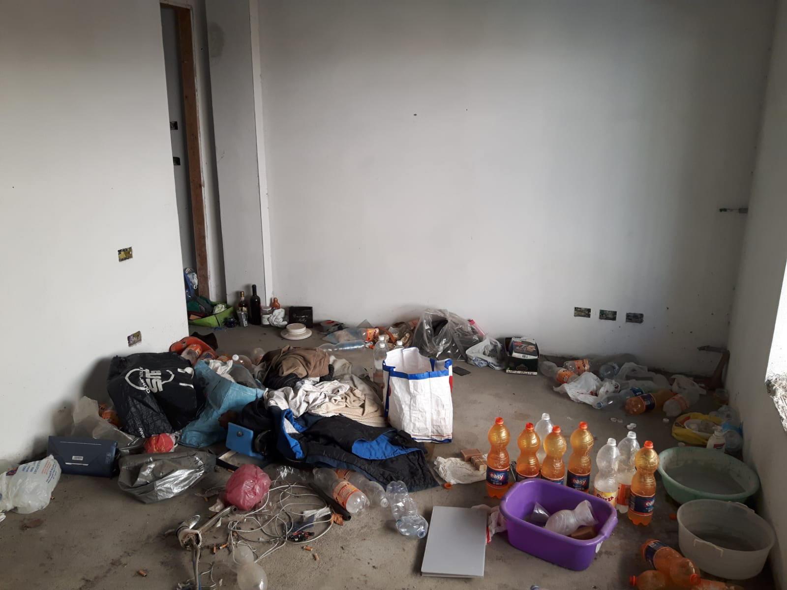 L'interno dell'edificio sgomberato dalla Municipale