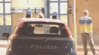 Una volante della polizia e un volontario della Misericordia