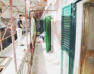 L’ingresso degli alloggi di via Grosseto in fase di ristrutturazione