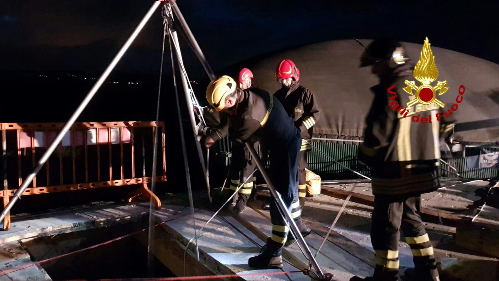 Vigili del fuoco al lavoro per recuperare l'operaio caduto nel serbatorio