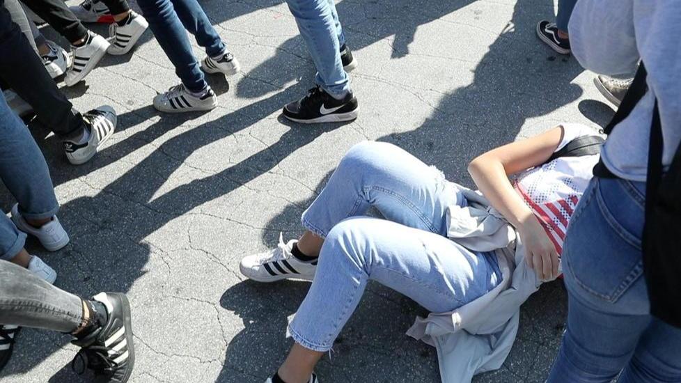 Una ragazza spinta a terra alla fermata dell'autobus in piazza XX Settembre a Pescia