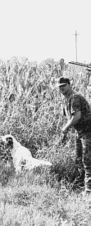 Un cacciatore col suo cane