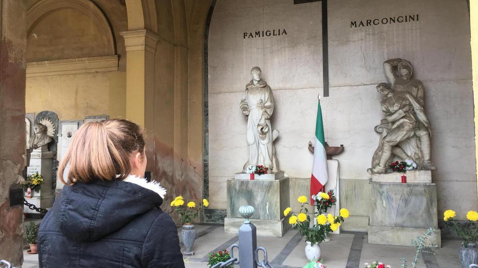 Patriota ripulisce la tomba dei fratelli eroi 