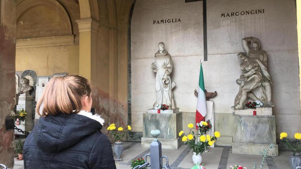 Patriota ripulisce la tomba dei fratelli eroi