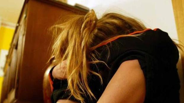 «Mi ha inseguita e palpeggiata» Aggressore in fuga