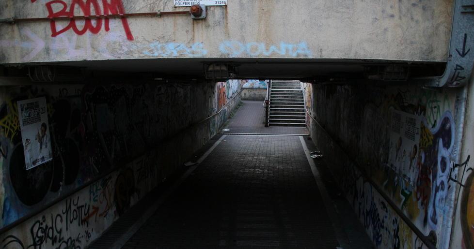 Sottopasso al buio e pericoloso