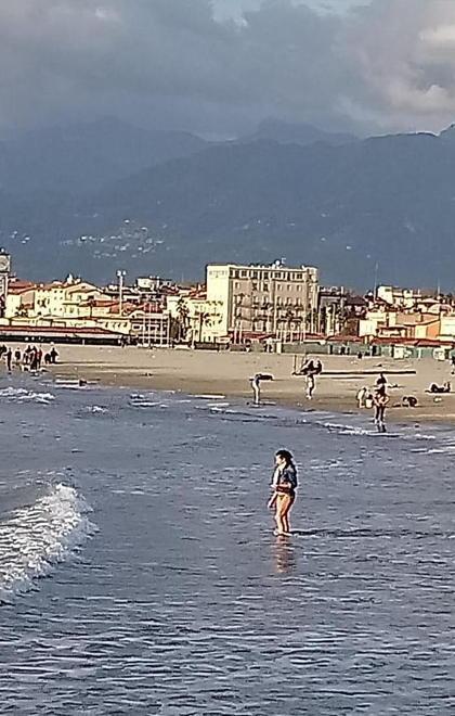 Caldo e c’è chi fa il bagno