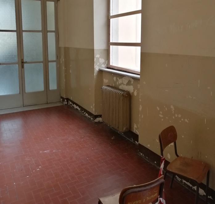 La finestra riparata al Classico? Al posto del vetro il plexiglas... 