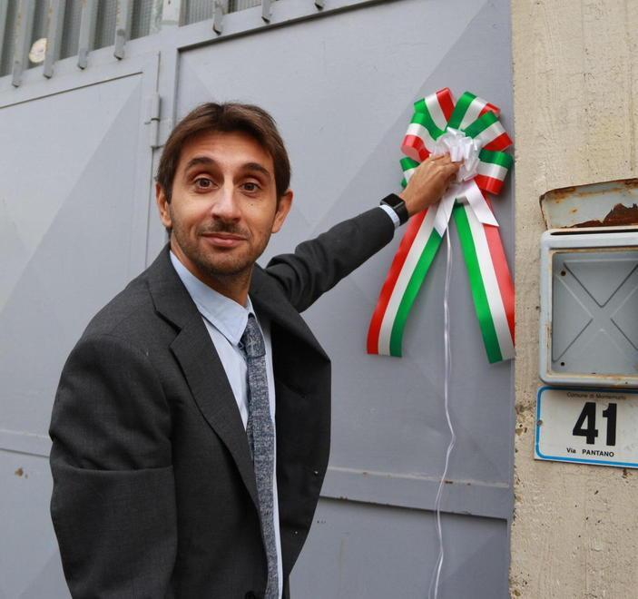 Donzelli consegna il tricolore ad una stireria cinese 