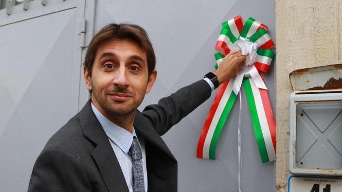 Donzelli consegna il tricolore ad una stireria cinese