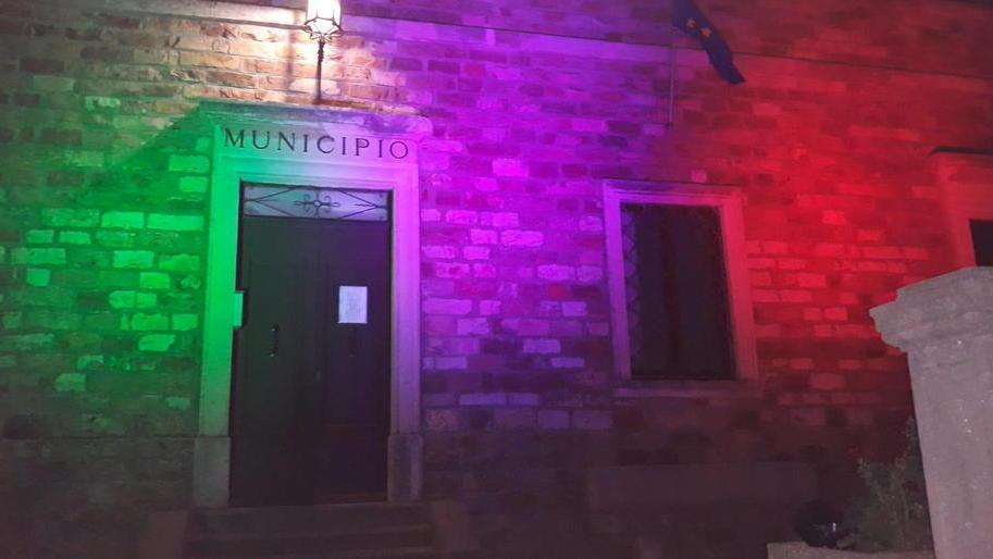 Il Comune diventa tricolore
