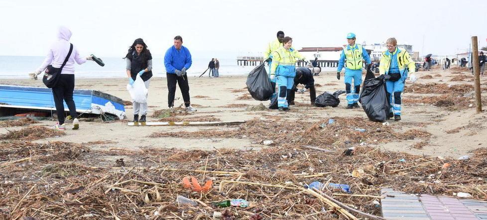 In trecento rispondono sì e insieme puliscono la spiaggia di Follonica