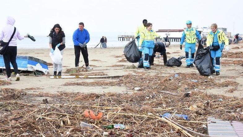 In trecento rispondono sì e insieme puliscono la spiaggia di Follonica