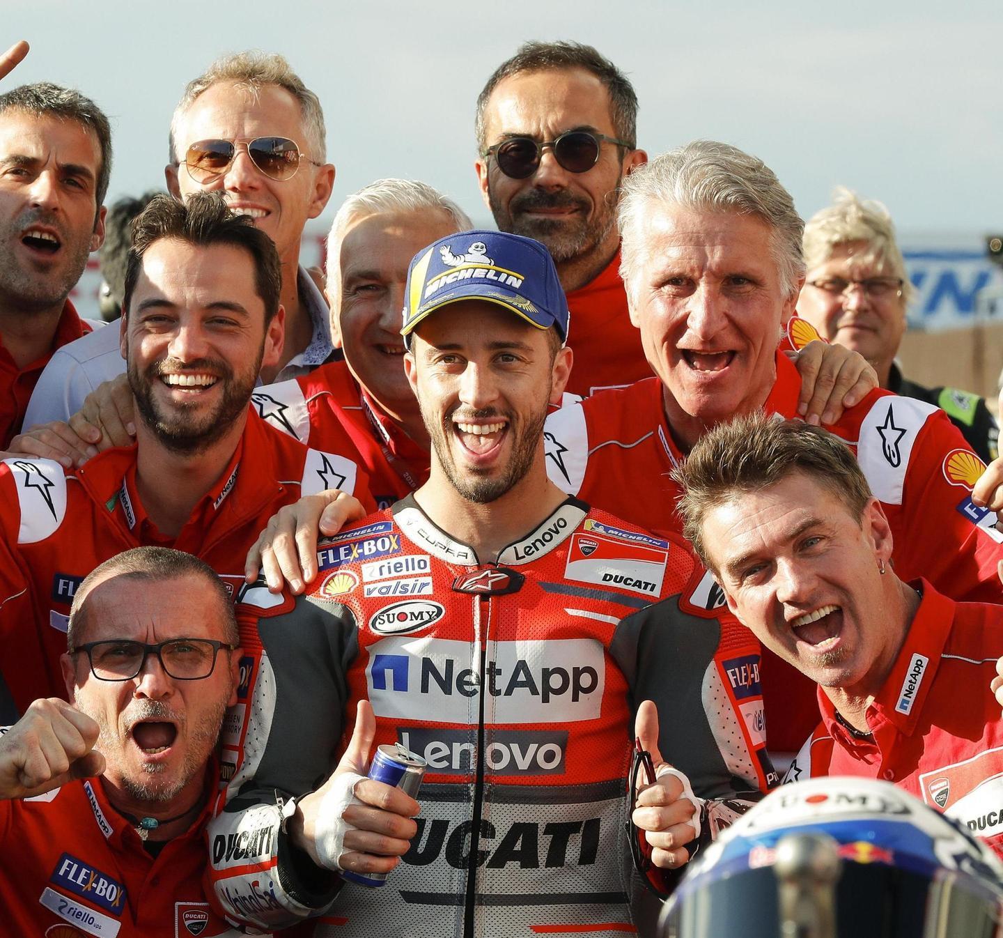 Passerella di Marquez Rossi festeggia il fratello 