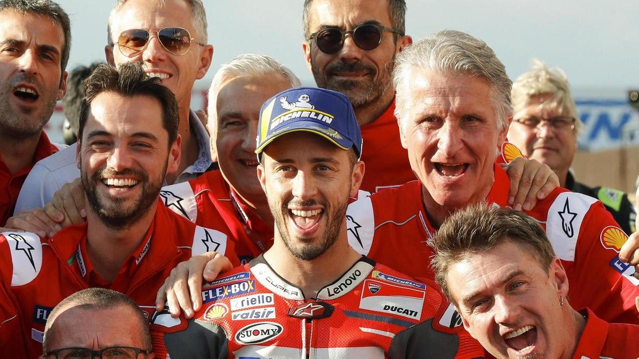 Passerella di Marquez Rossi festeggia il fratello