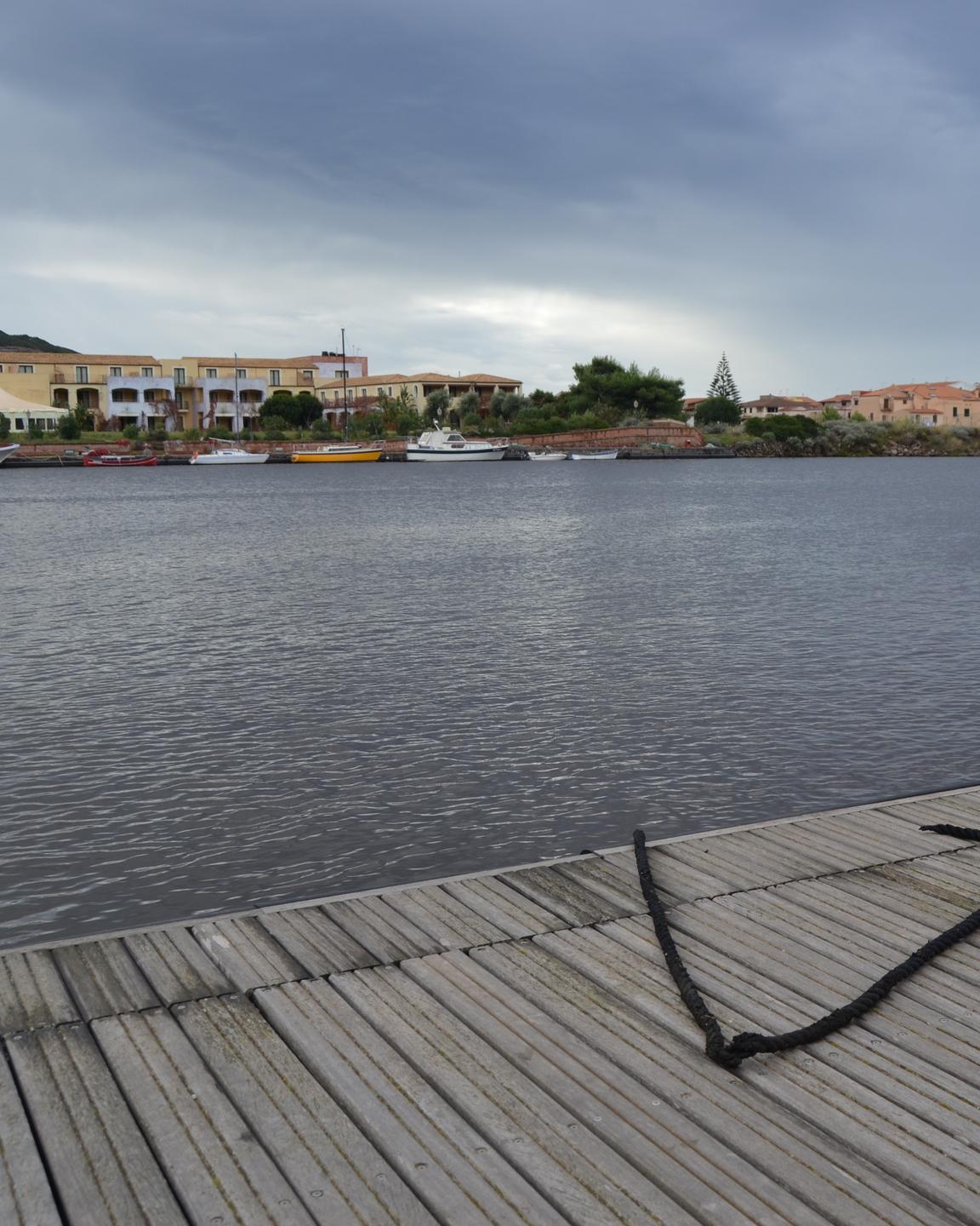 Natante a fuoco nella darsena S’Isula 