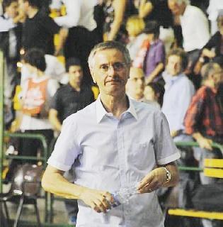 Ermito e Corbani in un’azione di gioco; a sinistra Diamanti