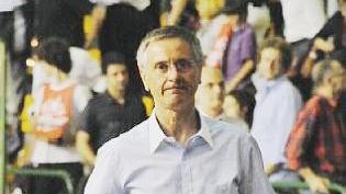 Ermito e Corbani in un’azione di gioco; a sinistra Diamanti