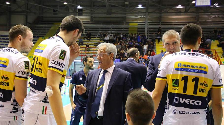 Julio Velasco elogia i suoi: «Non è solo uno slogan, siamo una squadra vera»