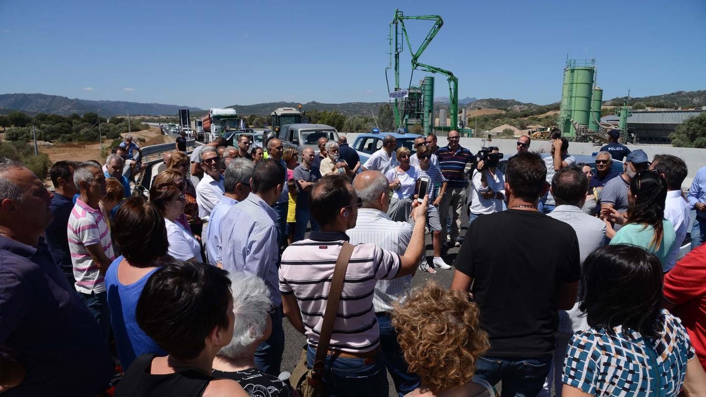 Il fiume sommerge il ponte «Sempre più abbandonati» 