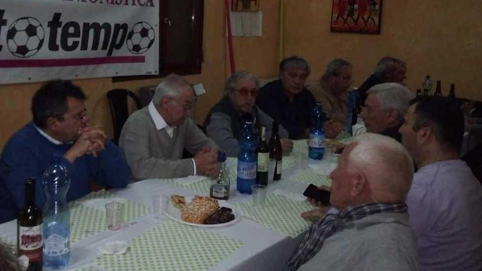 Gli amici riuniti per Gatti