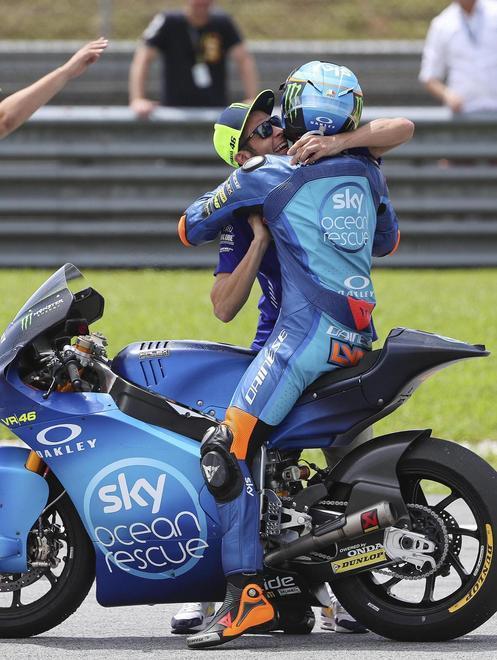 A Sepang festa a metà per Valentino Rossi: cade nel rush finale e Marquez ringrazia 