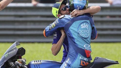 A Sepang festa a metà per Valentino Rossi: cade nel rush finale e Marquez ringrazia