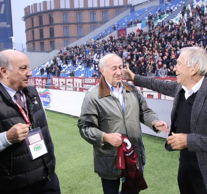 Dalla curva granata si leva il coro «Pippo Marchioro portaci in serie A» 