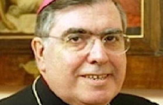 Malore per monsignor Fontana mentre celebra la messa: sviene e poi si riprende 