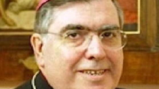 Malore per monsignor Fontana mentre celebra la messa: sviene e poi si riprende