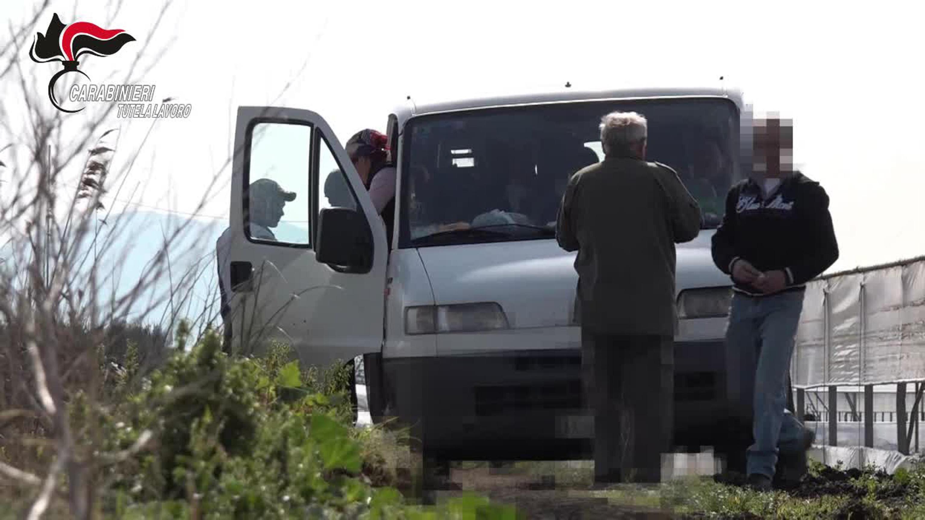Un furgone di un caporale che trasporta braccianti